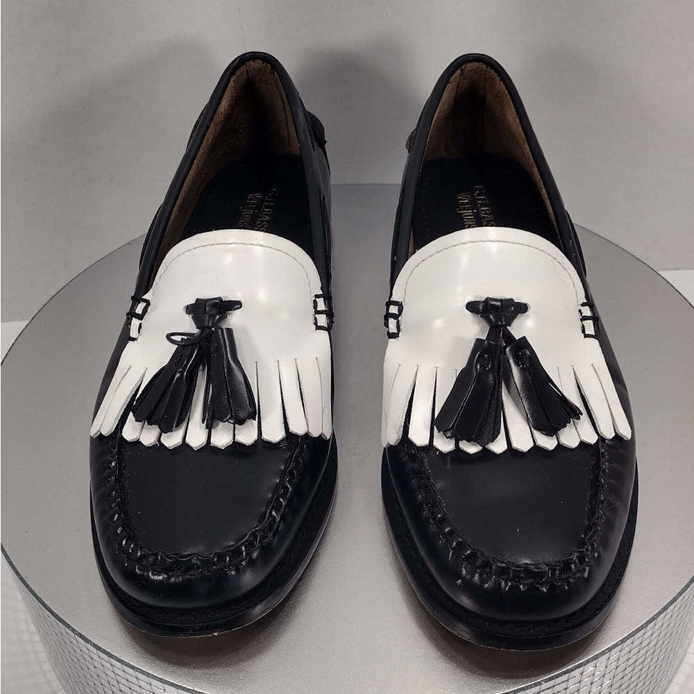 Bass Black and White Leather Loafers size 7 pre
Owned Exellent condition